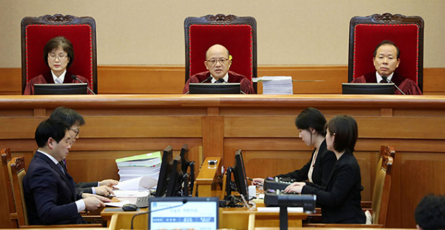박근혜 대통령 탄핵심판의 법정공방이 5일 오전 10시 드디어 시작됐다. 탄핵심판 현장에 대통령은 끝내 모습을 드러내지 않았다. 연합뉴스