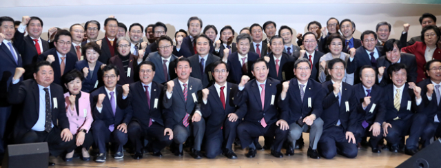 개혁보수신당(가칭) 정병국 창당준비위원장을 비롯한 발기인들이 5일 오후 국회 의원회관에서 열린 개혁보수신당중앙당 창당발기인대회에서 파이팅을 외치고 있다. 연합뉴스