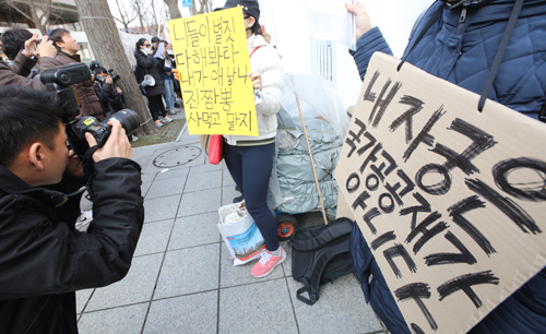 6일 오후 세종로 정부서울청사 앞에서 임신중단 합법화를 주장하는 여성단체가 행정자치부의 