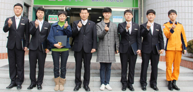 칠곡소방서 이주원(왼쪽 네 번째) 서장과 하트세이버 인증서 수상자들. 칠곡소방서 제공