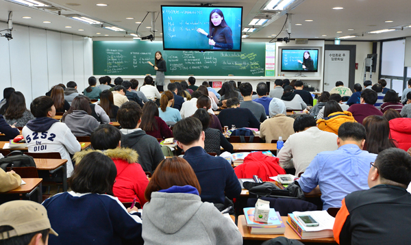 경기 불황으로 취업시장에 한파가 몰아치고 있지만, 취업 준비생들의 열기는 오히려 뜨겁게 달아오르고 있다. 6일 오후 대구 동성로의 한국공무원고시학원에서 강의실을 빈틈없이 가득 메운 수백 명의 수강생들이 영어 강의를 들으며 9급 공무원 합격의 열기를 높여가고 있다. 정운철 기자 woon@msnet.co.kr