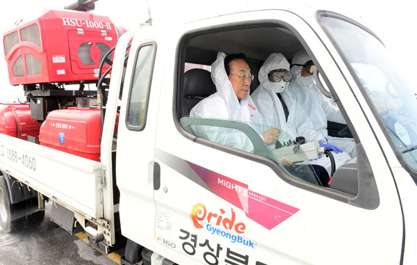 8일 오전 11시 30분쯤 김관용 경북도지사는 대표적 철새 도래지인 구미 해평을 방문해 방역 현장을 확인하고 공무원과 현장 근무자를 격려했다. 경북도 제공