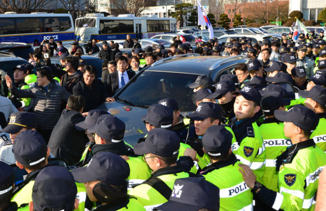 문재인 전 더불어민주당 대표가 8일 오후 구미시청에서 경북 기자간담회을 가진 뒤 시청마당에서 승용차를 탔으나 보수단체 시민 200여 명이 차를 가로막자 경찰들이 이를 제지하며 길을 터주고 있다. 문 전 대표가 탄 차량은 30분 만에 시청 주차장을 빠져나갔다. 정운철 기자 woon@msnet.co.kr