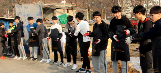 구미 형곡고 학생과 학부모, 교사 350여 명은 6일 형편이 어려운 이웃을 찾아 연탄 9천300장을 나눠주었다. 형곡고의 사랑의 연탄나눔 활동은 올해로 3년째이다. 형곡고 제공