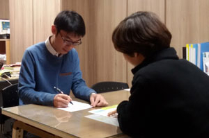 영주시 법률홈닥터 강희석 변호사가 한 시민과 법률 무료상담을 하고 있다. 영주시 제공