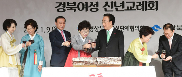 9일 경주 현대호텔에서 경북 여성지도자와 장한 여성상 수상자, 김관용 경북도지사, 김응규 경북도의회 의장, 최양식 경주시장 등 700여 명이 참석한 가운데 