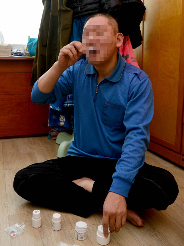 3년째 암으로 투병 중인 성덕원(가명) 씨가 항암제를 먹고 있다. 대장에서 시작한 암은 벌써 3차례나 폐로 전이됐다.