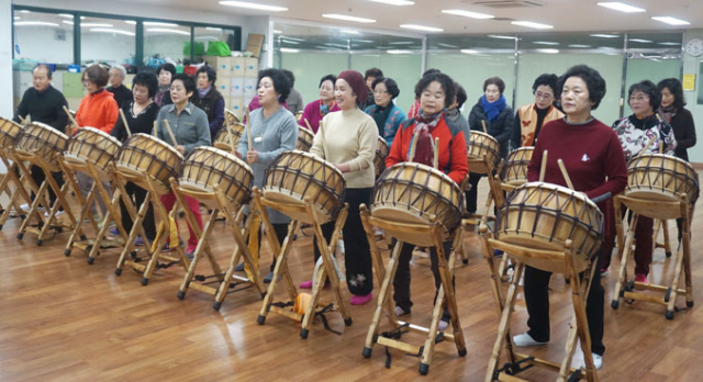 대덕노인복지관에서 어르신들이 난타수업을 받고 있다. 대덕노인복지관 제공