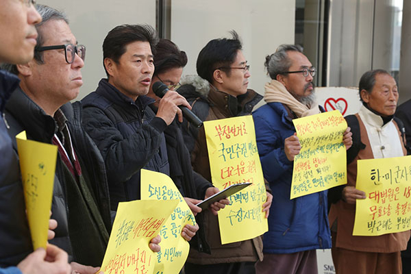 지난 주말 박근혜 정권 퇴진을 요구하는 촛불집회에서 분신한 정원스님(서모씨·64)이 이틀만인 9일 저녁 입적했다. 박교일 정원스님 분신항거 비상대책위원회 위원장이 9일 오전 서울 종로구 서울대병원에서 브리핑을 하고 있다. 연합뉴스