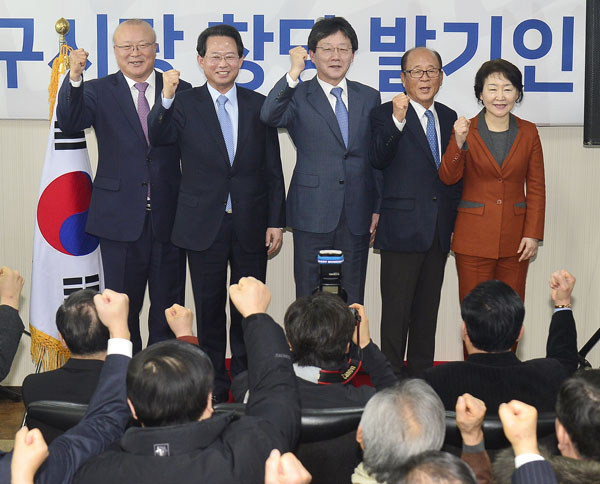 10일 바른정당 대구시당 창당 발기인대회가 유승민 의원 지역구 사무소에서 열려 유 의원이 공동창당위원장들과 파이팅을 외치고 있다. 왼쪽부터 김희국 전 의원, 류성걸 전 의원, 유승민 의원, 박승국 전 의원, 권은희 전 의원. 성일권 기자 sungig@msnet.co.kr