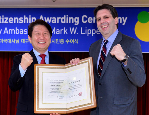 대구에 각별한 사랑을 보인 마크 리퍼트 주한 미국대사가 대구 명예시민이 됐다. 10일 대구시청 대회의실에서 리퍼트 주한 미국대사가 권영진 대구시장으로부터 명예시민증을 받고 있다. 김영진 기자 kyjmaeil@msnet.co.kr
