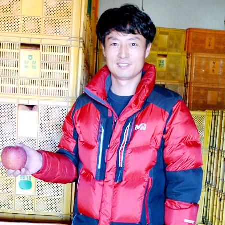 30대 청년농업인 이진곤 씨가 의성군 가음면 가산2리 사과 저온창고에서 지난해 가을 수확한 사과를 들고 환하게 웃고 있다