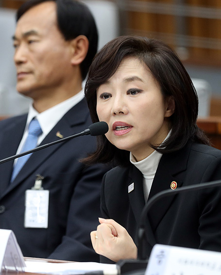 국회 교육문화체육관광위원회는 11일 전체회의를 열고 조윤선 문화체육부 장관을 위증 혐의로 고발했다. 사진은 청문회에 증인으로 출석한 조윤선 장관. 연합뉴스