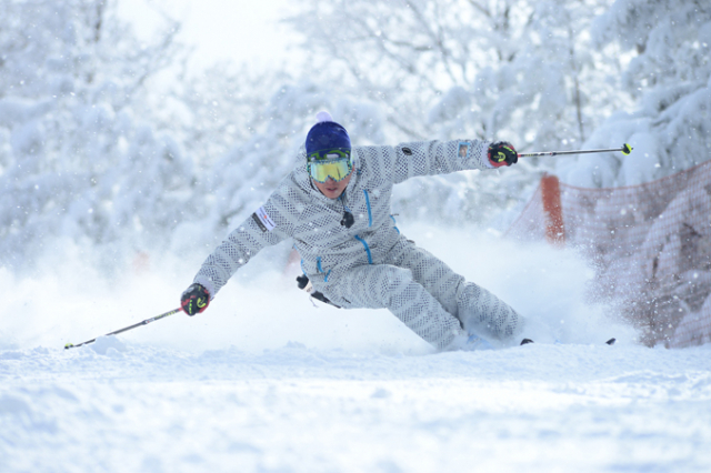 대한민국 최고 레벨의 스키지도자인 김효원이 용평리조트 설원에서 환상적인 턴 기술을 선보이고 있다. 김효원 씨 제공