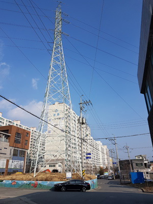 지난 10년간 문경 도심 한복판을 관통하고 있는 15만4천V의 고압송전탑 4기가 올해 상반기에 철거될 예정이다.