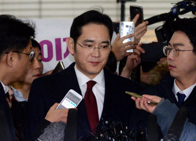 12일 오전 이재용 삼성전자 부회장이 피의자 신분으로 대치동 박영수 특별검사팀에 출석하고 있다. 이 부회장은 비선실세 최순실 일가 지원과 관련한 뇌물공여 혐의를 받고 있다.(연합뉴스)