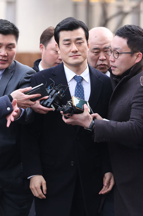 세월호 참사 당일 청와대 관저에서 박근혜 대통령을 보좌한 것으로 알려진 이영선 청와대 행정관이 12일 오전 서울 종로구 헌법재판소에서 열린 탄핵심판 사건 4차 변론에 증인으로 출석하기 위해 대심판정으로 향하고 있다. 연합뉴스