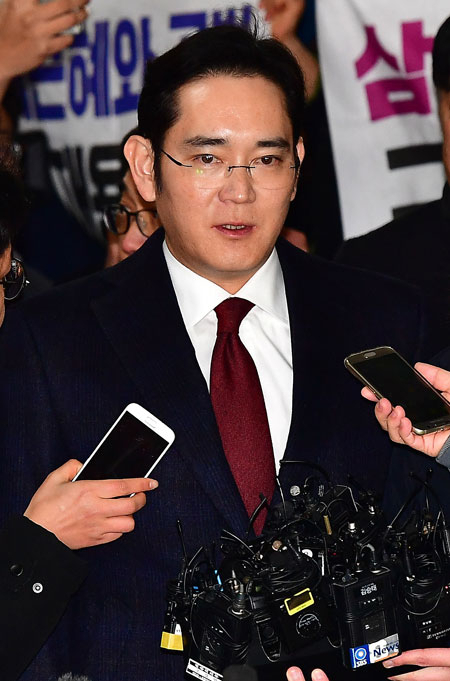 12일 오전 이재용 삼성전자 부회장이 피의자 신분으로 대치동 박영수 특별검사팀에 출석하고 있다. 이 부회장은 비선 실세 최순실 일가 지원과 관련한 뇌물공여 혐의를 받고 있다. 연합뉴스