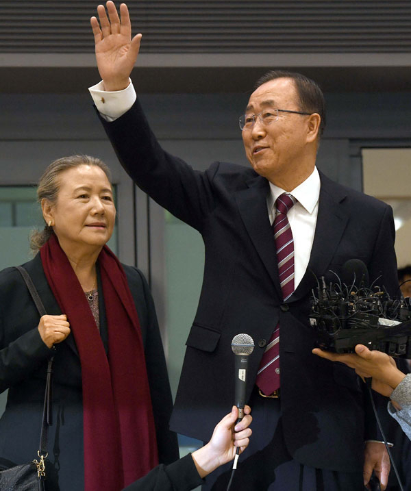 반기문 전 유엔 사무총장이 12일 오후 인천국제공항을 통해 귀국, 입국장에서 지지자들에게 손을 들어 인사하고 있다. 연합뉴스