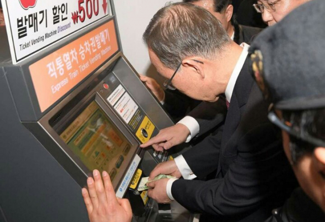 반기문, 반기문 귀국, 공항철도, 서민코스프레 / 사진출처 - 온라인 커뮤니티 제공