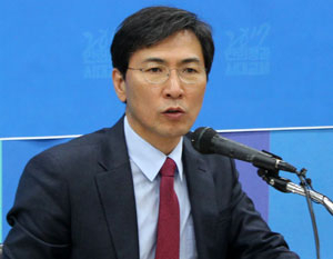 안희정 충남도지사가 13일 대구를 방문, 더불어민주당 대구시당에서 기자회견을 갖고 대선 출마의 비전을 밝히고 있다.