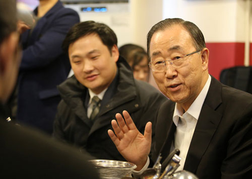 반기문 전 유엔 사무총장이 13일 오후 서울 동작구 사당동의 한 김치찌개 음식점에서 대학생