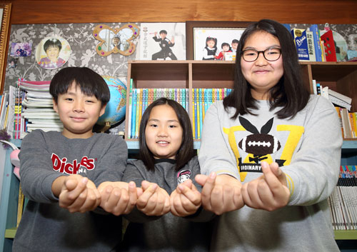 어려운 어린이들을 위해 사용해 달라며 대한적십자사 경북지사에 학용품