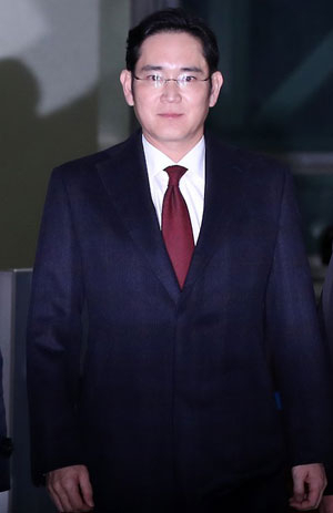 비선실세 최순실 일가 지원과 관련한 뇌물공여 혐의를 받고 있는 이재용 삼성전자 부회장이 13일 오전 피의자신분으로 특검 조사를 받은 뒤 서울 강남구 특검 사무실을 나서고 있다. 2017.1.13/연합뉴스