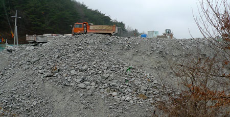 군위군 고로면 곳곳에는 중앙선 복선전철화 제11공구 공사 현장에서 나온 암석과 토사 수백t이 쌓여 있고, 바람이 불면 비산먼지 등이 날리고 있으나 대책은 요원한 실정이다.