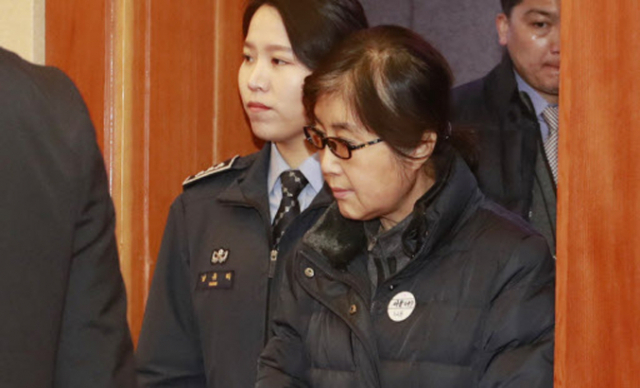 국정농단 사건의 핵심인물인 최순실 씨가 16일 오전 서울 종로구 헌법재판소 대심판정에서 열린 탄핵심판 사건 5차 변론에 출석하고 있다.