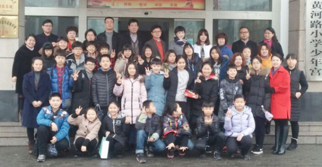 칠곡 대교초교 학생·교직원들이 국제교류 체험학습을 위해 방문한 중국 제원시 황하로소학교에서 그곳 학생