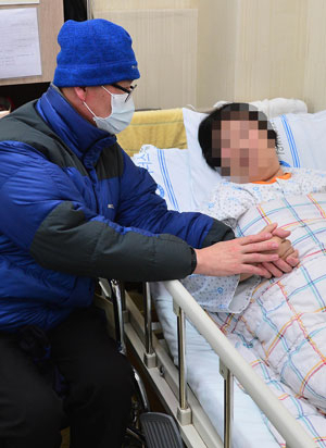 급성 골수성 백혈병을 앓고 있는 양수광(가명) 씨가 아내를 만나러 재활병원을 찾았다. 아내는 2009년 교통사고로 뇌 축색이 손상돼 근력이 떨어지고 기억력도 흐려졌다.