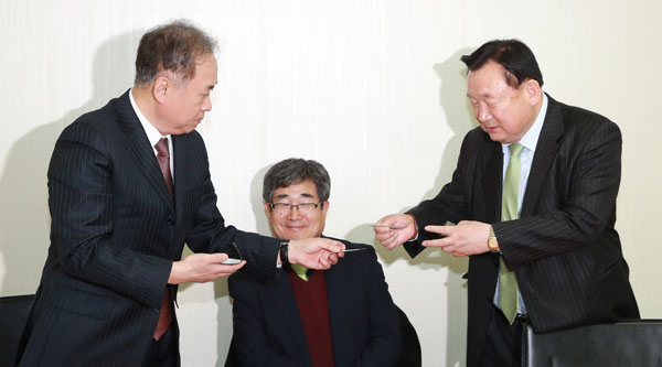 새누리당 정주택(오른쪽) 윤리위원장이 16일 오후 서울 여의도 당사에서 열린 윤리위원회에서 참석자들과 인사하고 있다. 연합뉴스