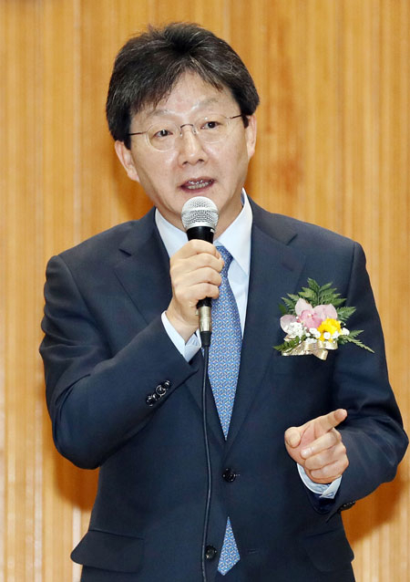 바른정당 유승민 의원이 16일 오전 인천시 남구 인천고등학교 체육관에서 열린 