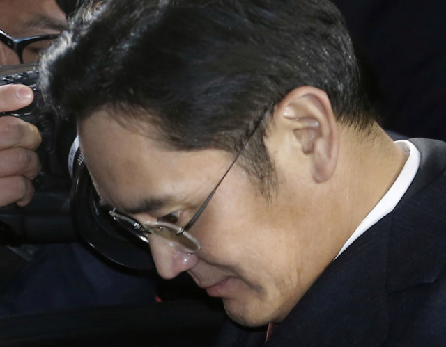 박영수 특별검사팀이 16일 이재용 삼성전자 부회장에게 뇌물공여와 특정경제범죄가중처벌법상 횡령 등에 관한 법률 혐의로 구속영장을 청구했다. 지난 13일 이 부회장이 특검조사를 받은 뒤 특검사무실을 나서고 있다. 연합뉴스
