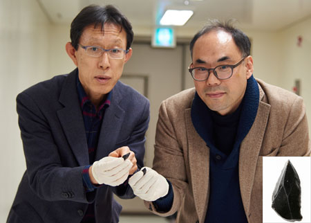 깬돌을 간단히 가공해서 쓰던 구석기시대 흑요석의 등장은 선사인의 생활에 큰 영향을 미쳤다. 