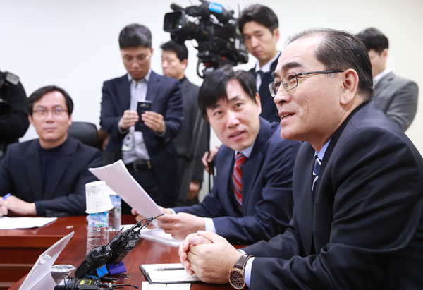 태영호 전 북한공사가 17일 오전 서울 여의도 국회 의원회관에서 열린 북한의 변화와 한반도 통일을 위한 국회의 역할 좌담회에서 인사말을 하고 있다. 연합뉴스