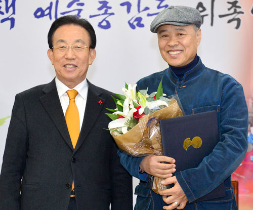 17일 오후 경주엑스포 조직위원장실에서 김관용 경북도지사가 손진책(오른쪽) 극단 미추 대표를 