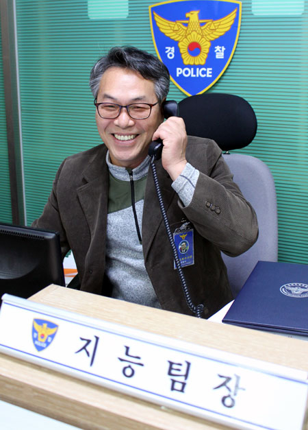 17일 안동경찰서에서 정영일 지능범죄수사팀장이 수사와 관련된 전화를 받고 있다. 김영진 기자