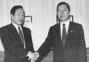 1991년 금호호텔에서 단독 회동을 가진 당시 김대중(오른쪽) 평민당 총재와 김영삼 민자당 대표. 출처 위키백과