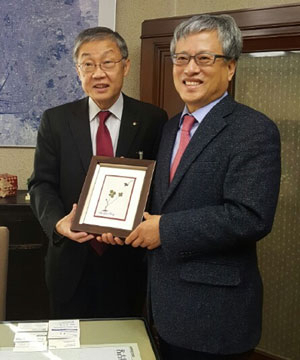 김연창 대구시 경제부시장은 17일 일본 나고야시 신카이(왼쪽) 부시장을 만나 대구물산업클러스터에 대한 소개와 일본 기업의 진출을 요청했다. 대구시 제공