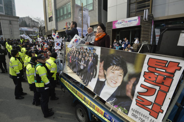 18일 오전 대구 수성대학 앞에서 박근혜 지지 세력이 바른정당 대구시당 창당을 규탄하는 시위를 벌이고 있다. 우태욱 기자 woo@msnet.co.kr