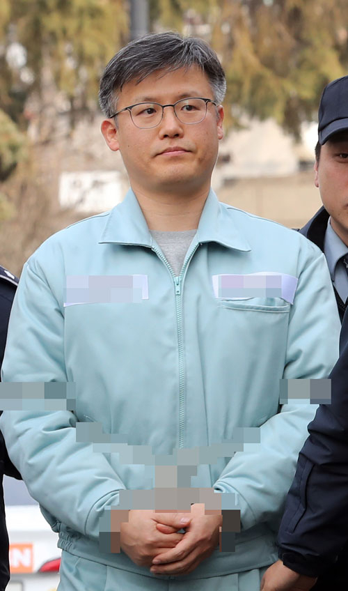 정호성 전 청와대 부속비서관이 탄핵심판 7차 변론기일인 19일 오후 서울 종로구 헌법재판소 대심판정에 증인으로 출석하고 있다. 연합뉴스