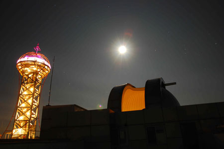 예천천문우주센터 위에 떠오른 오리온별자리 옆 보름달. 예천천문우주센터 제공