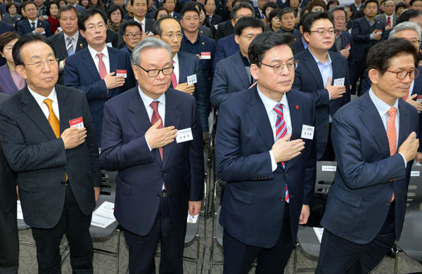 19일 오후 대구 엑스코에서 열린 새누리당 대구경북 당직자 간담회에서 인명진(가운데) 비상대책위원장과 김관용(왼쪽 첫 번째) 상임고문 등 참석자들이 국기에 대한 경례를 하고 있다. 우태욱 기자 woo@msent.co.kr