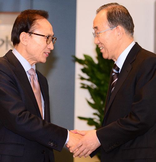 반기문(오른쪽) 전 유엔 사무총장이 19일 오후 서울 강남구 이명박 전 대통령 사무실을 방문, 이 전 대통령과 인사를 하고 있다.