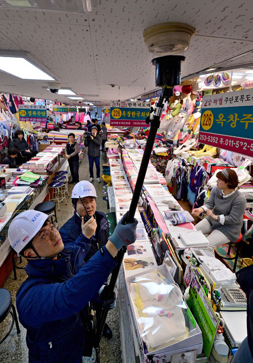 전통시장 화재 안전점검이 시작된 19일 대구 중구 서문시장 1지구에서 한국화재보험협회 관계자들이 상가에 설치돼 있는 화재감지기를 점검하고 있다. 이번 합동점검에는 국민안전처, 중소기업청 등 5개 기관이 참여했다. 김영진 기자 kyjmaeil@msnet.co.kr