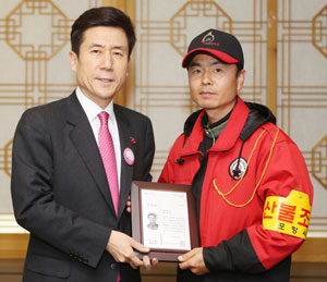 19일 이강덕 포항시장으로부터 표창패를 받고 있는 박정민(오른쪽) 산불감시원. 포항시 제공