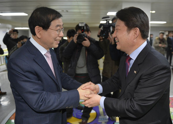 박원순(왼쪽) 서울시장이 20일 대구시청을 찾아 환영 나온 권영진 대구시장과 악수하고 있다. 우태욱 기자 woo@msent.co.kr