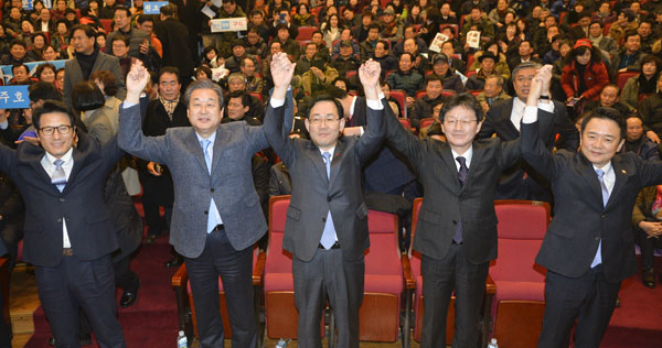 22일 오후 안동시민회관에서 열린 바른정당 경북도당 창당대회에서 정병국 창당준비위원장, 김무성 고문, 유승민 고문, 남경필 경기도지사, 주호영(왼쪽부터) 원내대표가 손을 맞잡고 인사하고 있다. 우태욱 기자 woo@msnet.co.kr